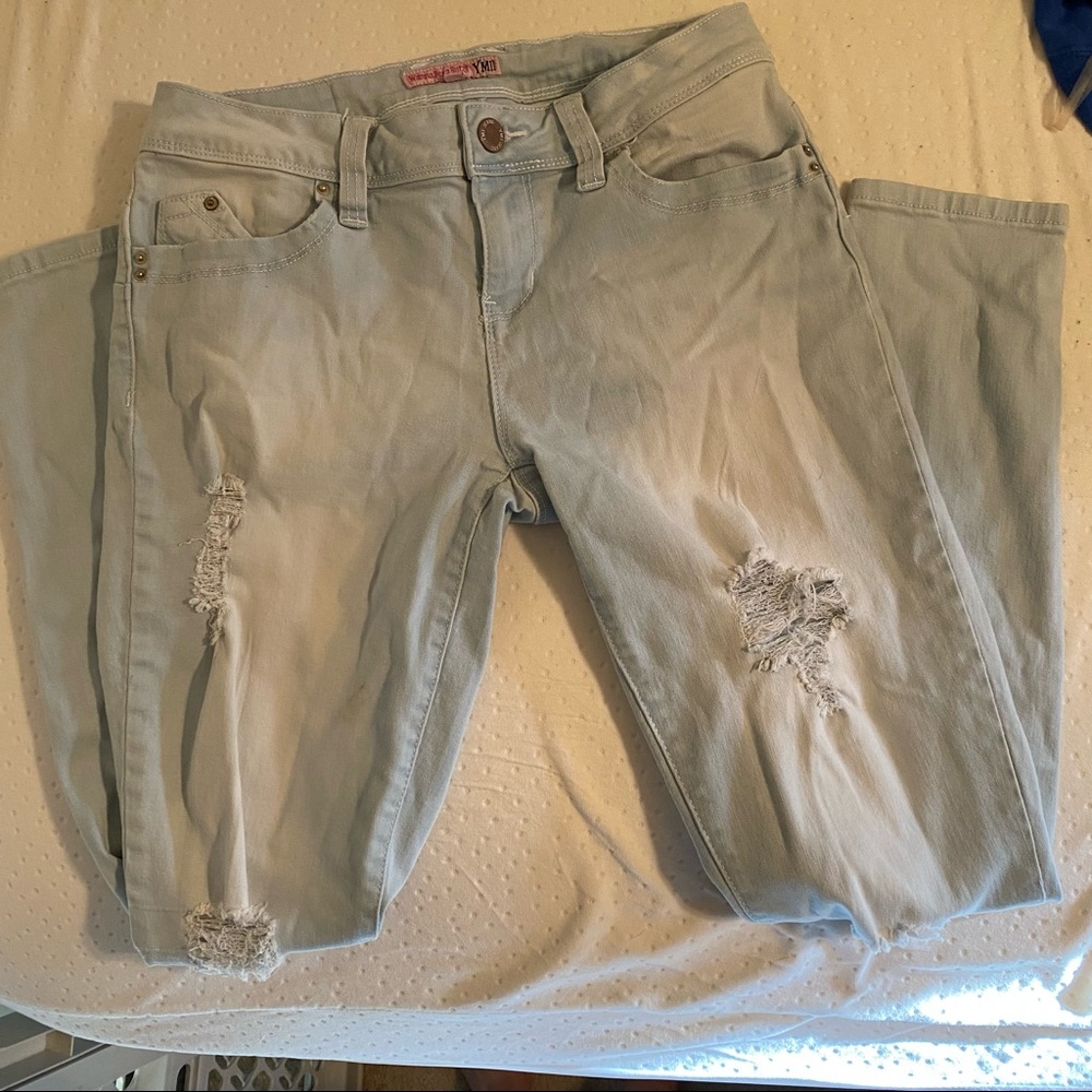 Light blue distress jeans with holes